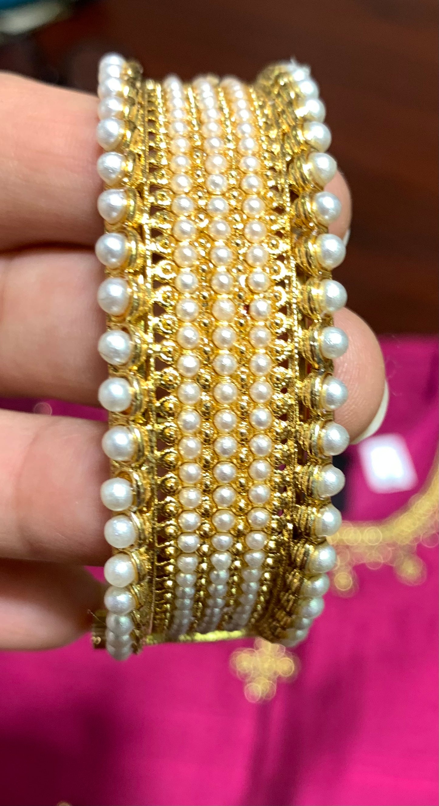 Single gold and pearls bangle