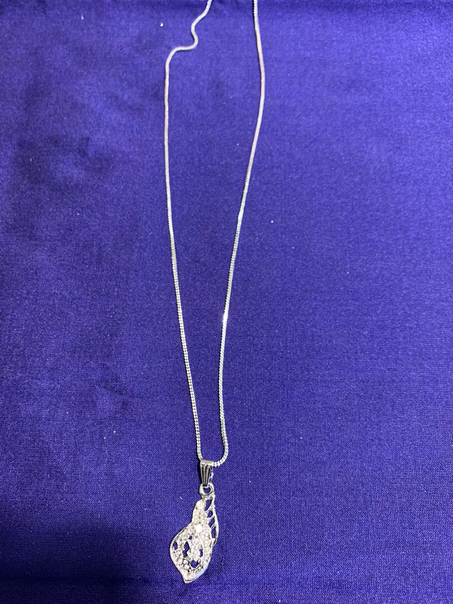 Silver floral pendant chain