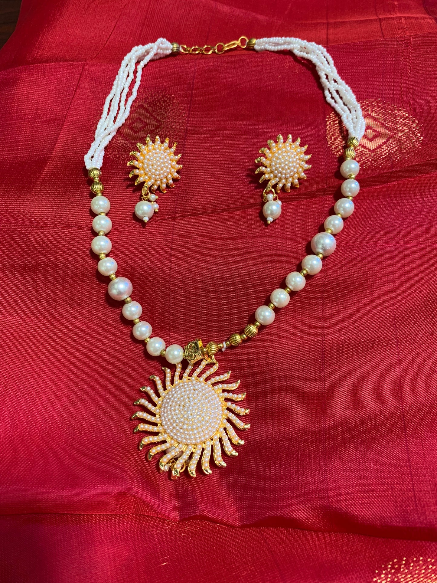 Pearl necklace with floral pendant