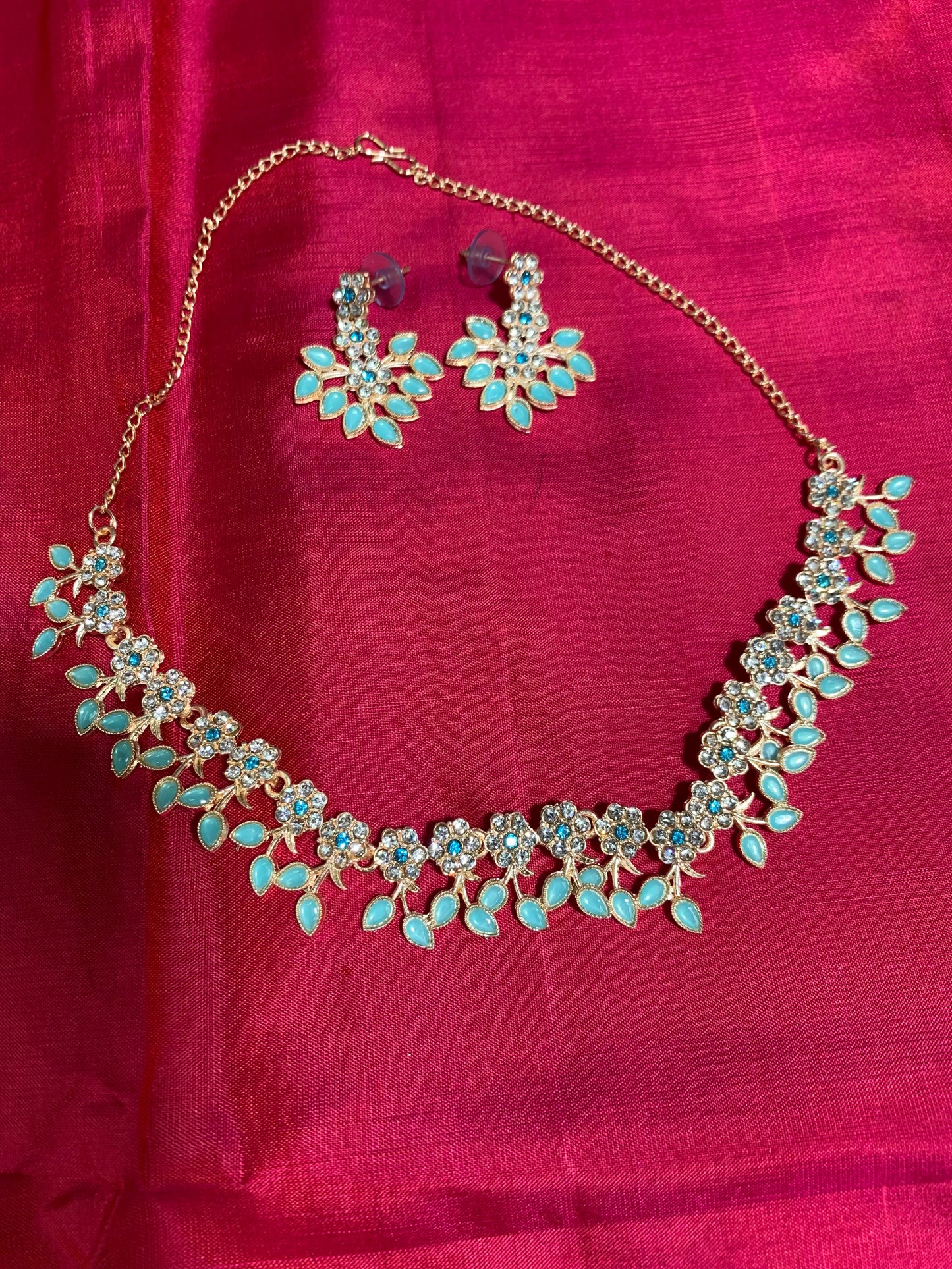 Rose goldchain with turquoise stone