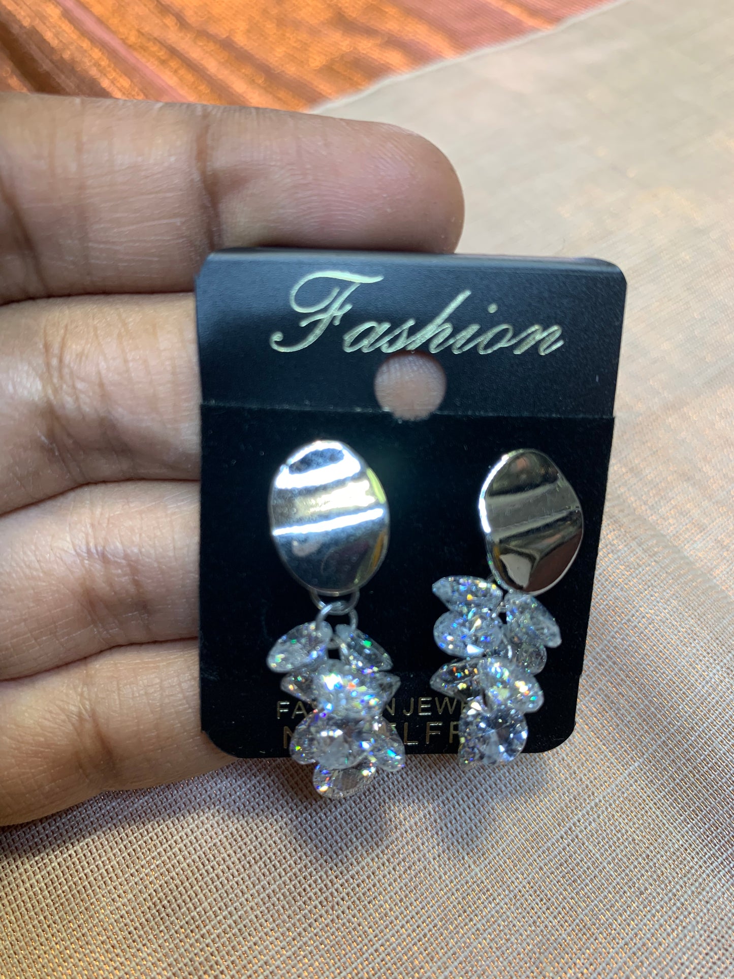 Sparkling crystal stud earring